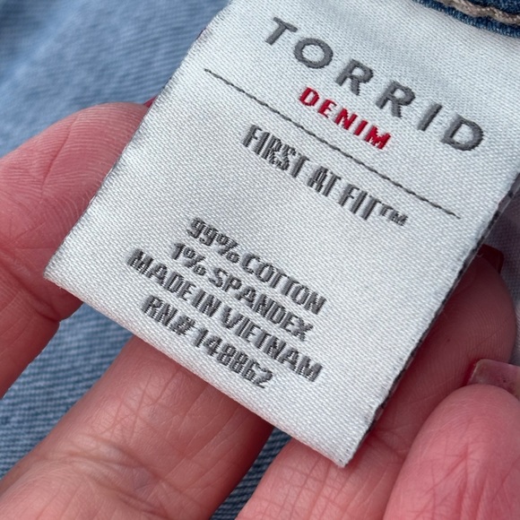 Torrid plus size 26 women’s raw edge distressed denim shorts very good condition - Picture 4 of 11